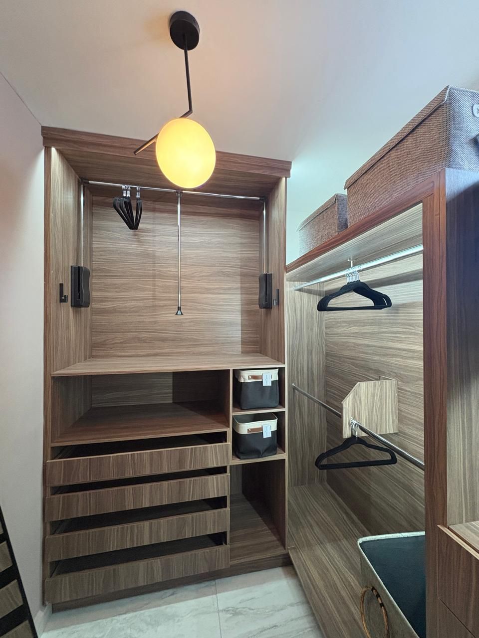 Vestidor con iluminación