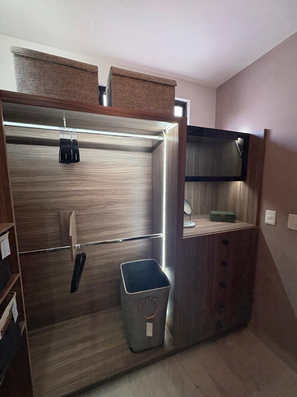 Vestidor en madera